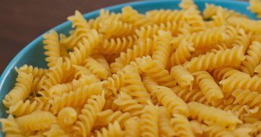 Plaka üzerinde fusilli yığını yakın