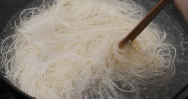 Cocinar con somen en sartén en la cocina —  Fotos de Stock