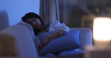 Kadın geceleri kanepede uyuyun