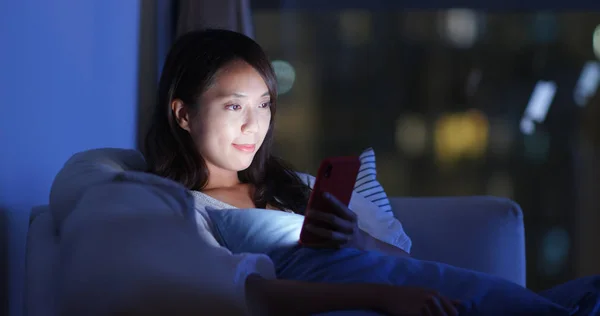 Mujer Uso Teléfono Celular Por Noche Sentarse Sofá —  Fotos de Stock