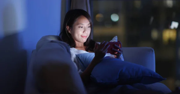 Женщина Смотрит Мобильному Телефону Ночью — стоковое фото