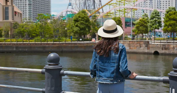 Kobieta Rozgląda Się Wokół Portu Yokohama Tokio — Zdjęcie stockowe