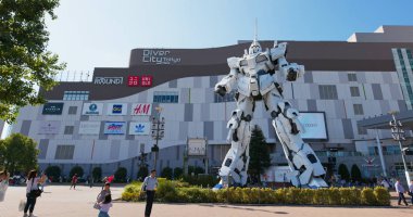 Tokyo, Japonya - 30 Haziran 2019: Odaiba'da Unicorn Gundam robot heykeli