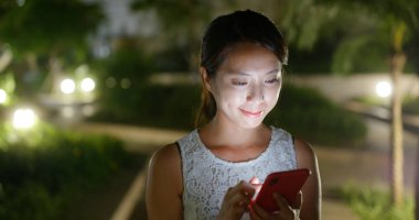 Kadın geceleri şehir cep telefonu kullanımı