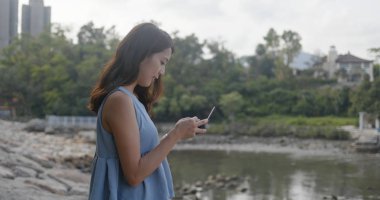 Uçan drone kadın kontrolü