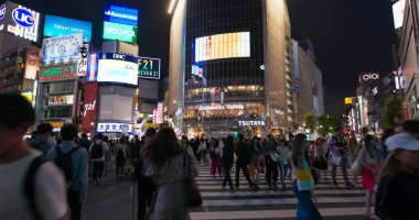 Tokyo, Japonya - 28 Haziran 2019: Tokyo şehrinde Shibuya haçı