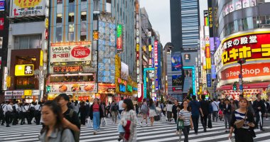 Tokyo, Japonya - 02 Temmuz, 2019: Japonya'da Shinjuku bölgesi 