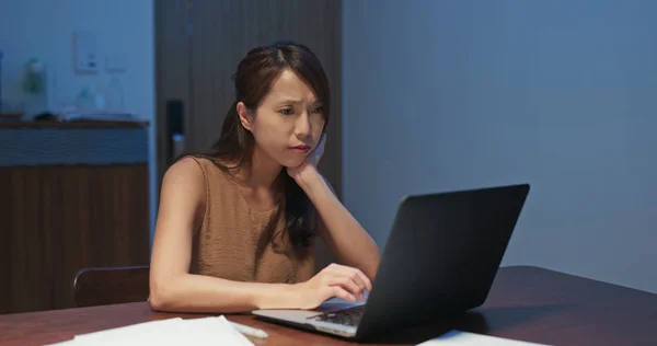 Frau fühlt sich müde beim Blick auf den heimischen Laptop — Stockfoto