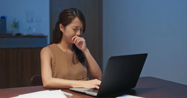 Mujer trabajando en la computadora y sintiéndose cansada en casa —  Fotos de Stock