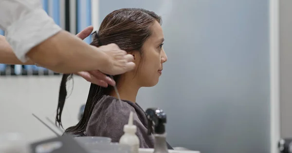 Ázsiai nő haj színező folyamatban — Stock Fotó