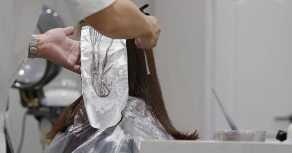 Стиліст перукар робить волосся розмальовки — стокове фото