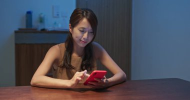 Gece kadın onay üstünde hareket eden telefon