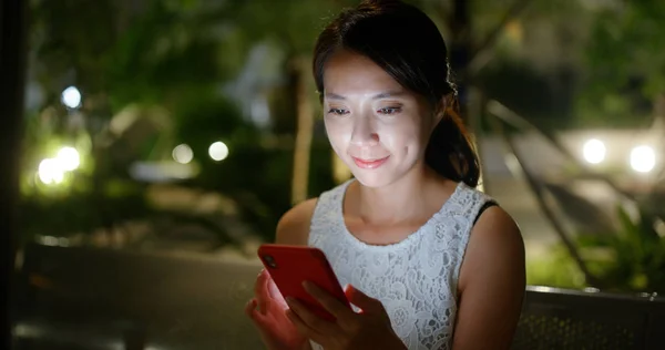 女性は夜市で携帯電話の使用します。 — ストック写真