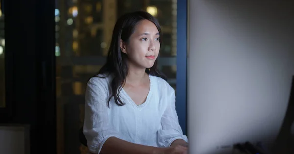 Vrouwen werken 's nachts op de computer — Stockfoto