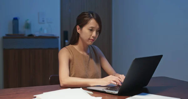 Kadın evde dizüstü bilgisayarda çalışıyor. — Stok fotoğraf