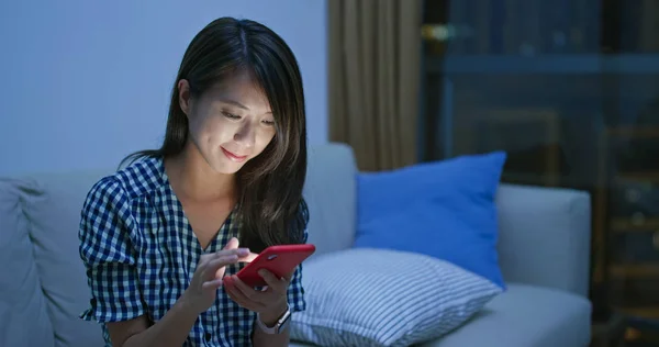 Korzystanie przez kobiety ze smartfona w nocy — Zdjęcie stockowe