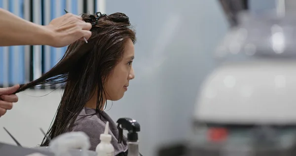 Femme faisant droite des cheveux dans le salon — Photo