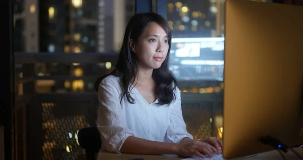 Asian Woman arbetar över natten på datorn — Stockfoto