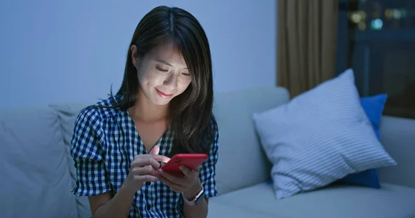 Žena použití mobilního telefonu v noci — Stock fotografie