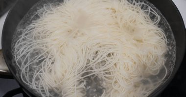 Mutfakta tavada somen ile pişirme