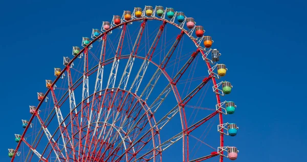 Чертово колесо с ясным голубым небом — стоковое фото