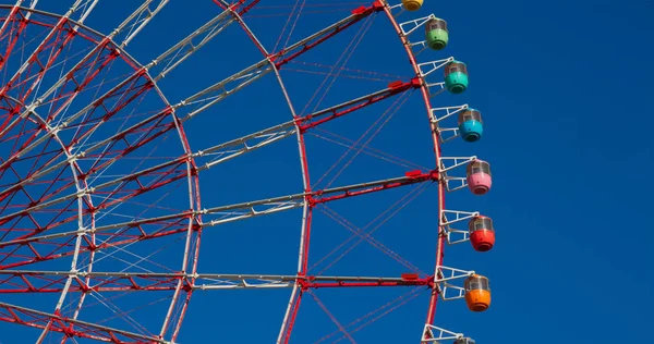 Ferris wiel met heldere blauwe lucht — Stockfoto