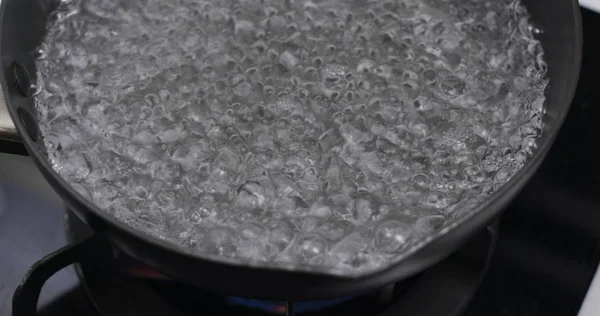 Faire bouillir avec de l'eau préparer pour la cuisson à la maison — Photo