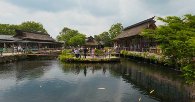 Yamanashi, Japonya - 28 Haziran 2019: Oshino Hakkai'de turistler