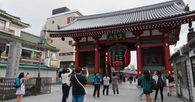 Tokyo, Japonya - 24 Haziran 2019: Tokyo şehrinin Asakusa bölgesinde Sensoji