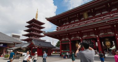 Tokyo, Japonya - 24 Haziran 2019: Tokyo şehrinin Asakusa bölgesinde Sensoji