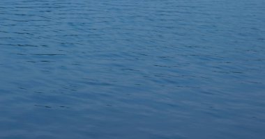 Küçük su dalgalarıyla sessiz deniz yüzeyi