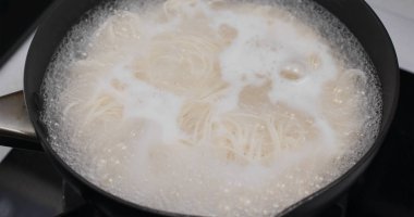 Mutfakta tavada somen ile pişirme