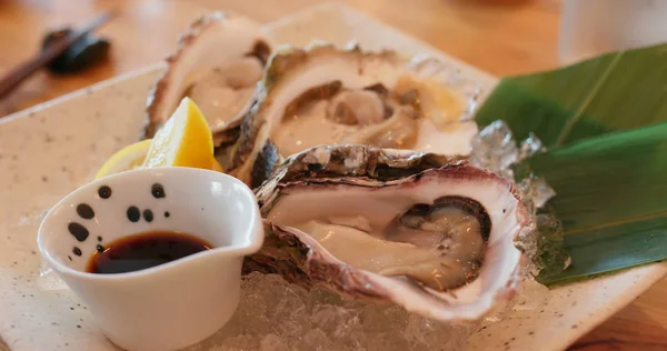Crecer ostras frescas en el restaurante — Foto de Stock