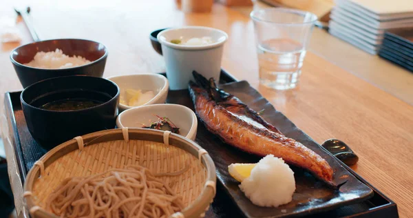 Menù in stile giapponese, grigliate di pesce e soba nel ristorante — Foto Stock