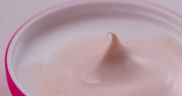 Crema cosmetica rosa da vicino — Foto Stock