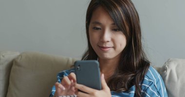 İnternette cep telefonu satan kadın kullanımı