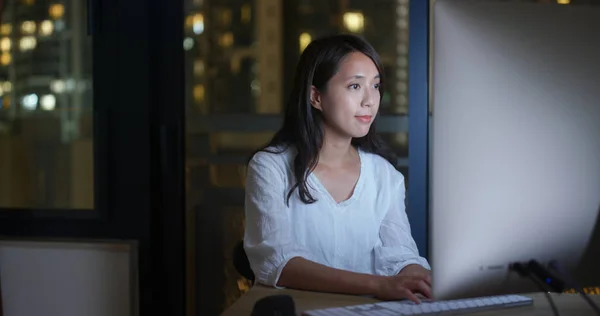 Vrouw die 's nachts op de computer werkt — Stockfoto