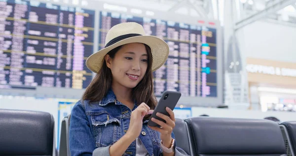 Mulher uso de telefone celular no aeroporto — Fotografia de Stock
