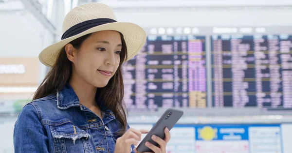 Woman use of mobile phone inside airport — Φωτογραφία Αρχείου