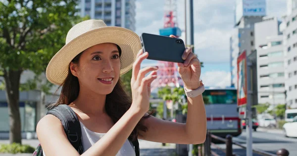 Frau reist in Tokio und fotografiert in der Stadt — Stockfoto