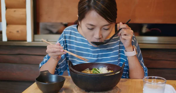 La mujer come con famosos fideos vegetales en Kawaguchiko, Japón. —  Fotos de Stock