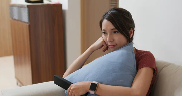 Mujer ver la televisión en casa — Foto de Stock