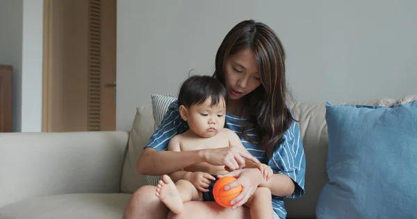 Une femme joue au ballon avec son fils — Photo