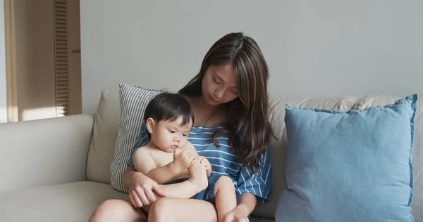 Asyalı anne erkek bebekle oynuyor. — Stok fotoğraf