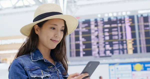 Woman use of mobile phone at the airport — Stock Photo, Image