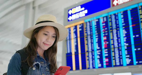 Mulher ir viajar, uso de telefone inteligente no aeroporto — Fotografia de Stock