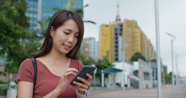 Şehirde kadın cep telefonu kullanımı