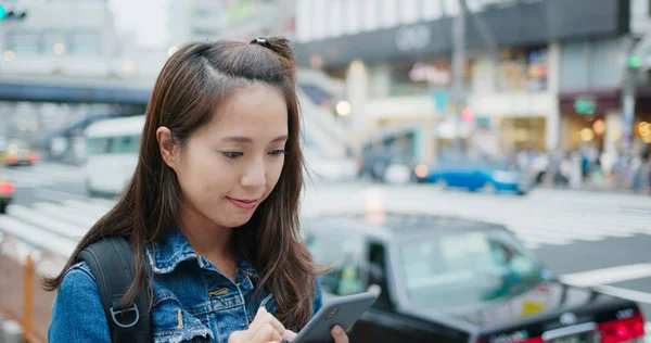 Mulher viaja no Japão e uso de telefone celular para verificar locatio — Fotografia de Stock