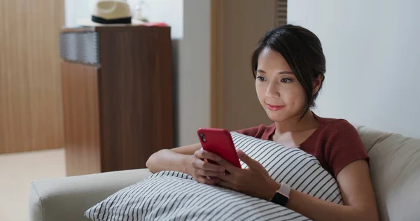 Mujer uso de teléfono celular en línea en casa — Foto de Stock