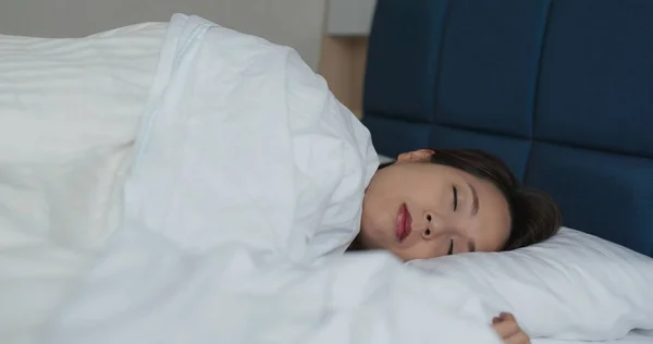 Mujer dormir en la cama en casa — Foto de Stock